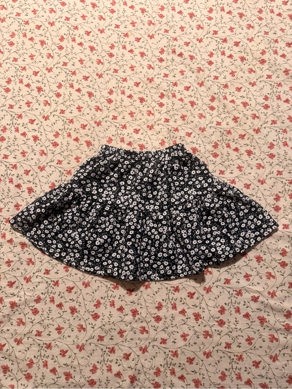 SHEIN Black Floral Tiered Skirt with White Daisies